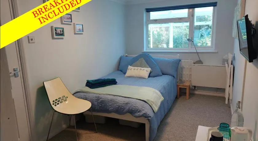 Double bedroom with ensuite wet room, incl breakfast, in Woking - Image 1