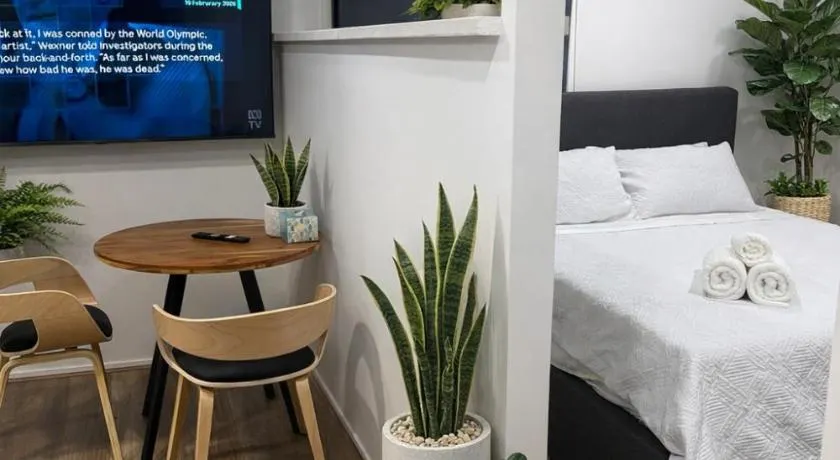 Top Rated Luxury Studio Retreat with Free Private Parking - Image 1