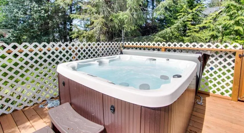 Cozy home with private hot tub near Ridge Trail and golf - Image 1