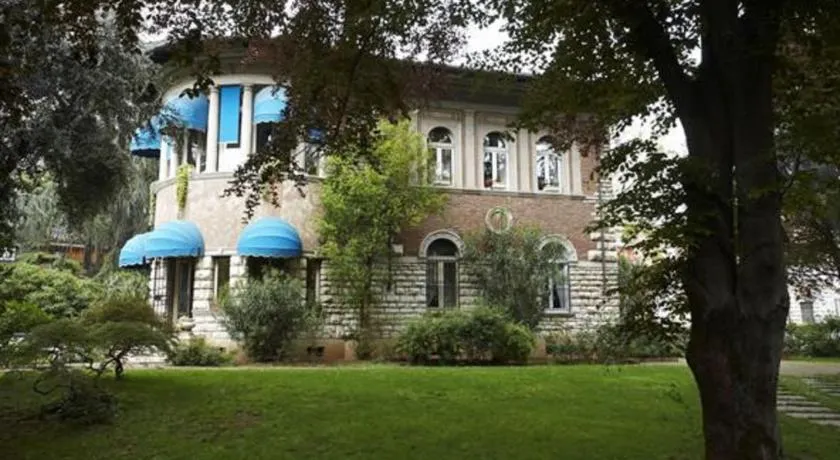 Villa V - Image 1