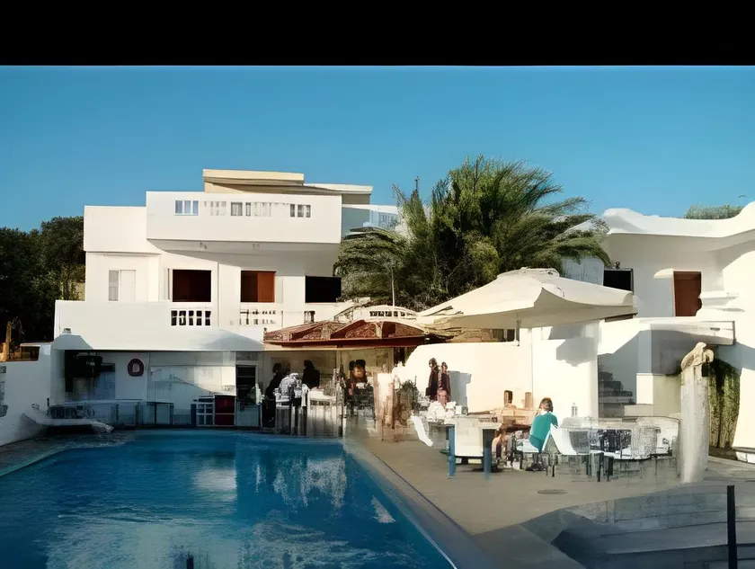 Manos Apartments - Image 1