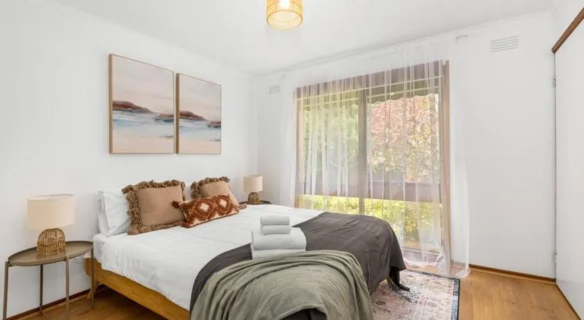 Close to Geelong 4 Bedroom home by Short & Long Stays - Image 1
