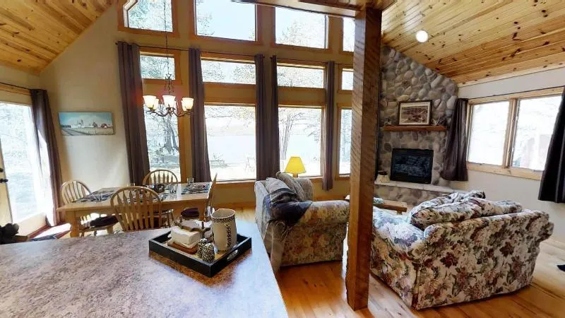 Lakefront Hideaway - Image 1