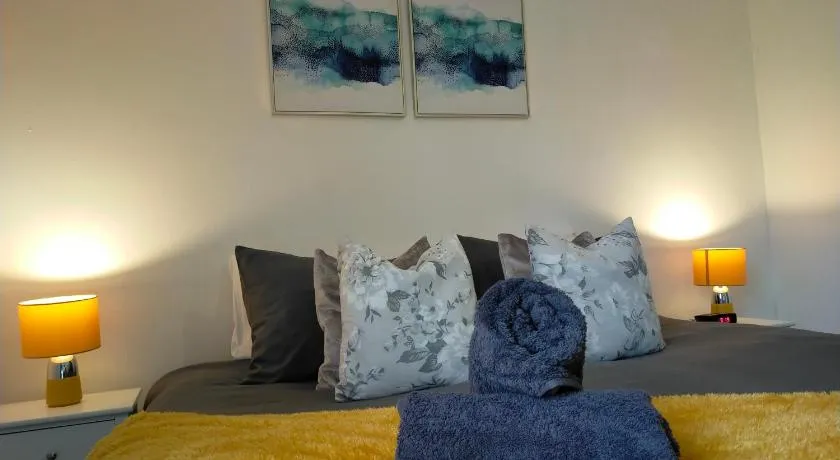 Newly Renovated 3 Bedroom House, 6 beds with 2 showers, near University Town Centre - Image 1
