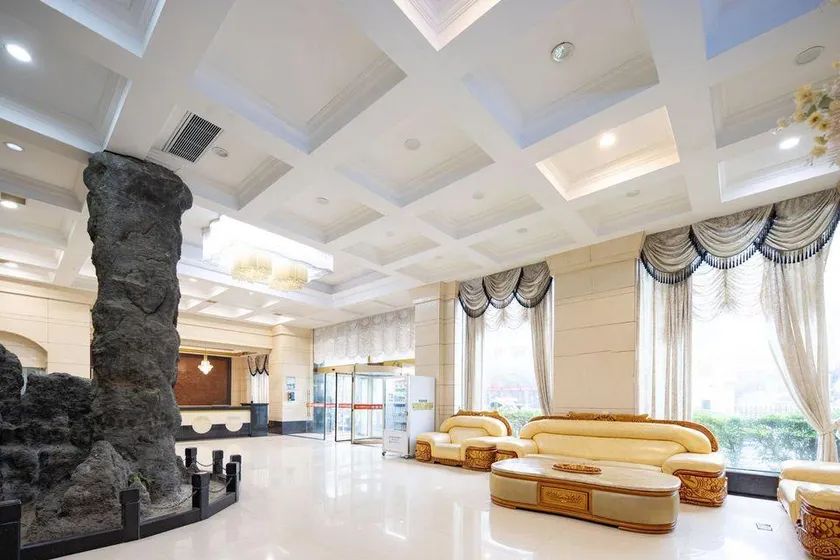Yulong Hotel - Image 1
