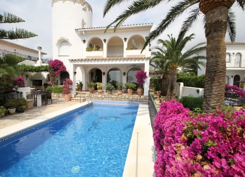 HERMOSO CHALET CON ESPECTACULARES VISTAS AL MAR - Image 1