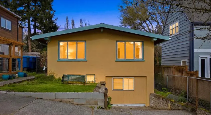 Serene MidCentury Gem 5BR Madison Park & World Cup - Image 1