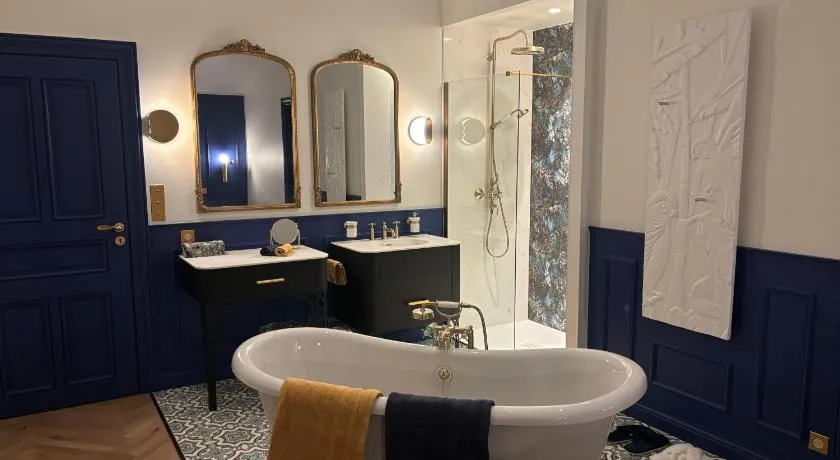 Les Ecuries de Rigny, Suite haut de gamme avec spa privatif et piscine au coeur d'un jardin arboré - Image 1