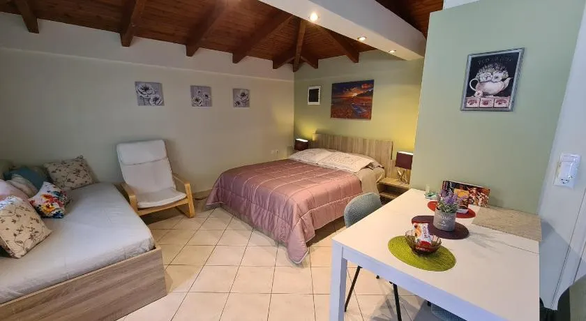 Semelia & Maria's Guest House - Spacious Stay for 3 - Image 1