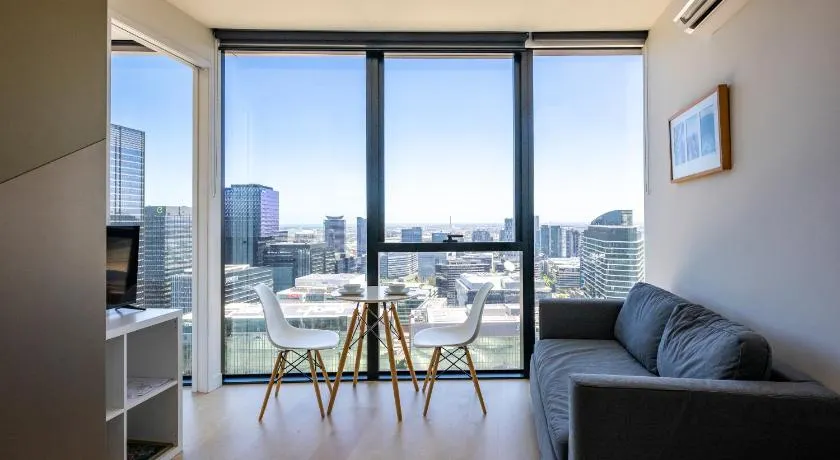 Puddings Home Panoramic Sea View Apartment Mel CBD - Image 1