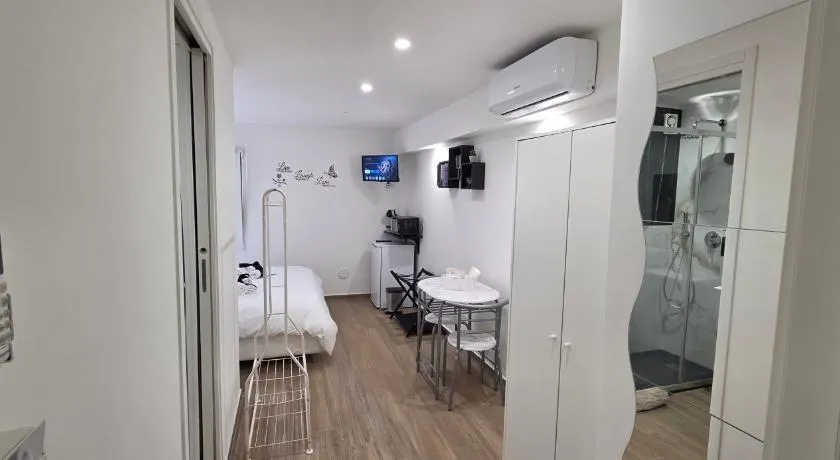 Black & White Rooms - Image 1
