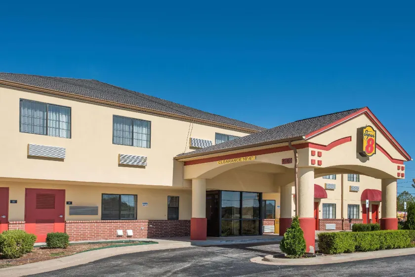 Super 8 by Wyndham Claremore OK - Image 1