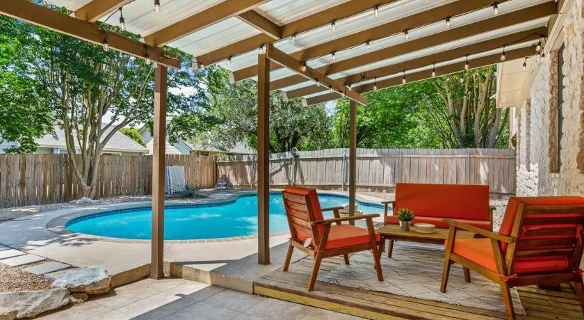 Poolside Oasis, Peaceful Retreat -20 min to Austin - Image 1