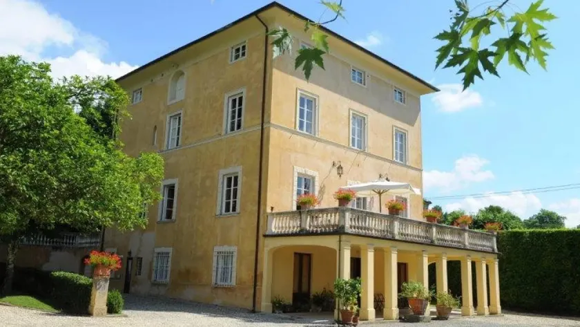ALTIDO Stunning 5-bed Villa with Garden and Pool - Image 1