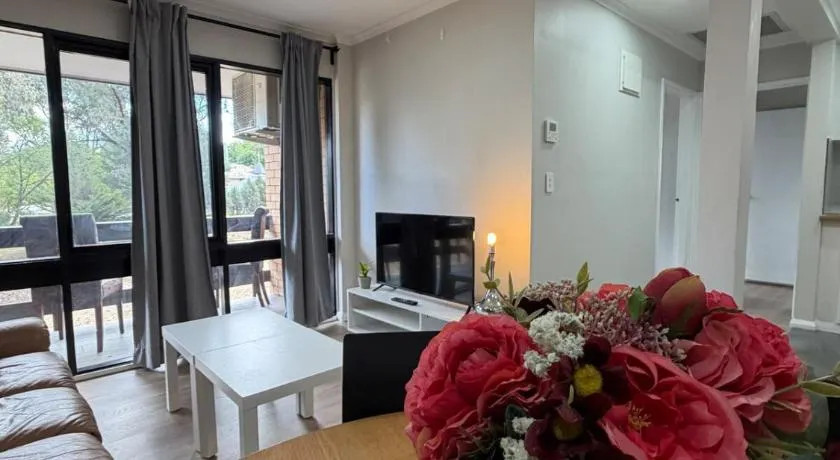 Cozy 2BR, 1 parking, 4 Sleep, Woden,Canberra , pet free, free parking - Image 1