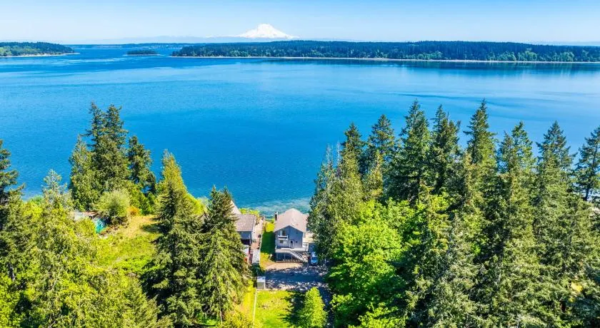Oceanfront Retreat, Mount Rainier, King bed, Games - Image 1