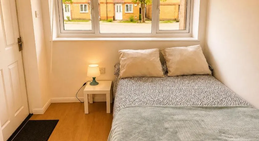 Modern Cosy Studio - Easy Access - Workspace - Parking - Image 1
