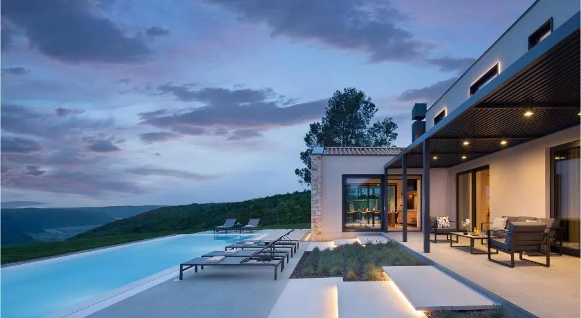 Villa Pine Tree - Image 1
