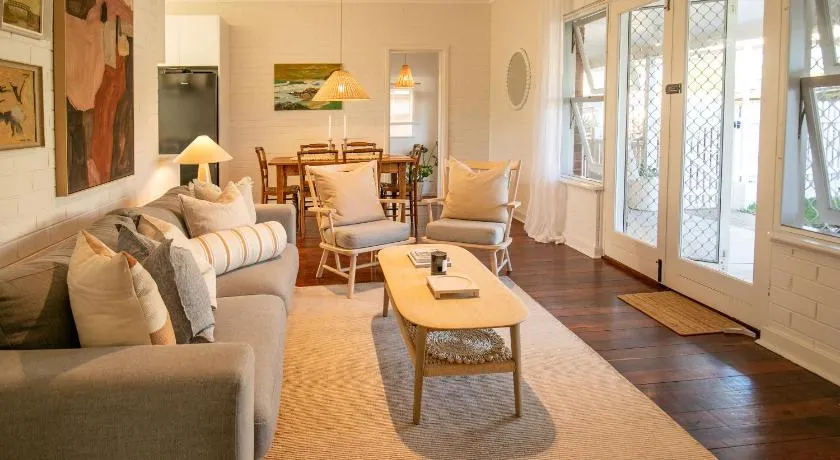 Charming oasis steps from the beach - Image 1