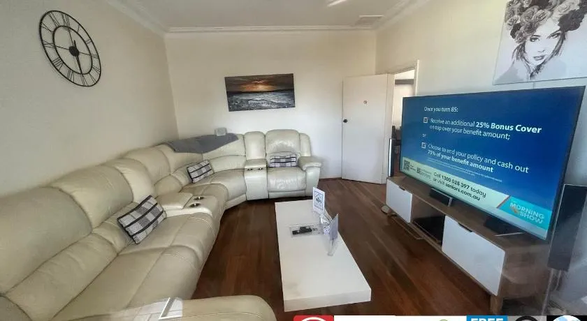 Wollongong station holiday house with Wi-Fi,75 Inch TV, Netflix,Parking,Beach - Image 1