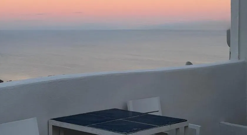 White Swallow Suite Santorini - Image 1
