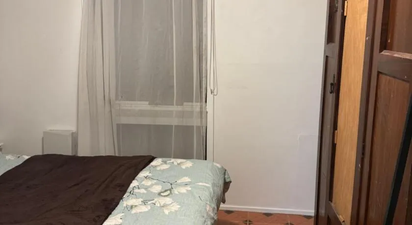 Single room with shared bathroom 2 - Image 1