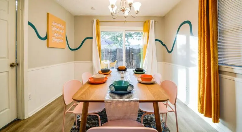 5BD Eclectic Home Lubbock BBQ Downtown 10mins - Image 1