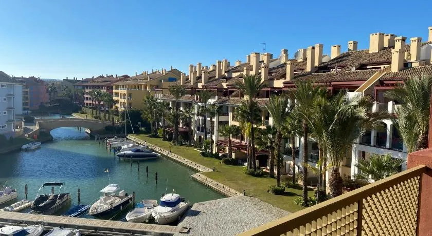 Apartamento con terraza sobre La Marina de Sotogrande - Image 1