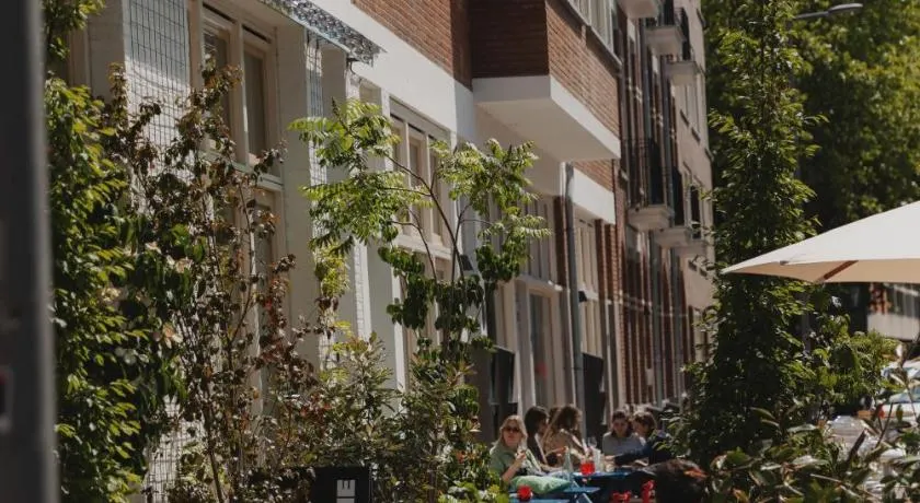Man Met Bril Koffie Hotel - Image 1