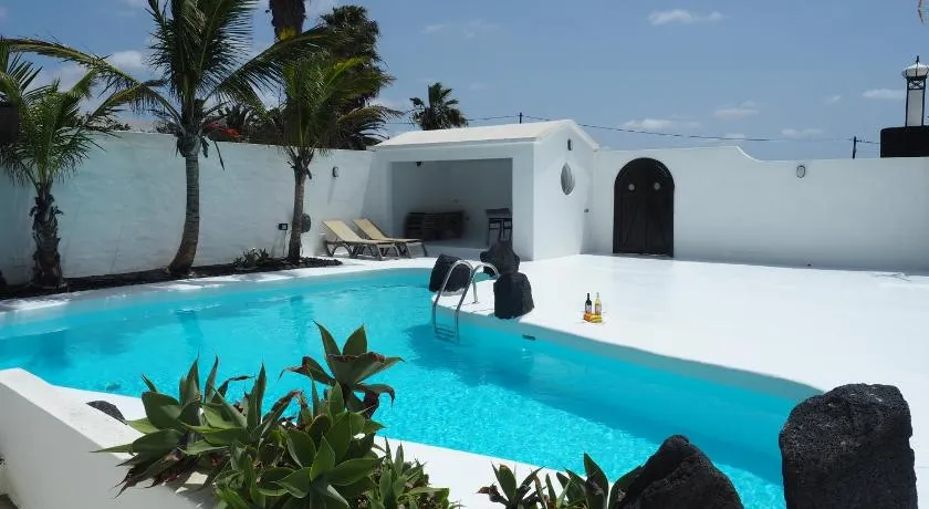 Villa Angela, piscina privada climatizada y vistas al mar cerca de Puerto del Carmen 1200 metros a tu disposición - Image 1