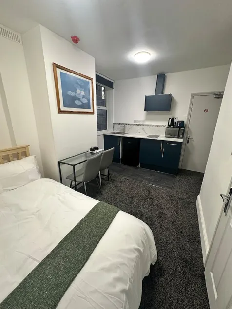 Room 5 NG3 2AZ - Image 1