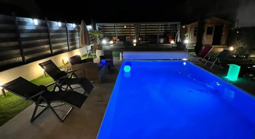 Maison 8 pers avec piscine chauffée jacuzzi proche orleans - Image 1
