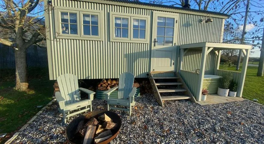 Happy Place Shepherds Hut - Image 1