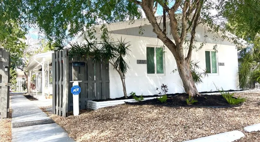 Stylish Tropical Key West Home - Private Yard, Free Parking & Laundry - Image 1