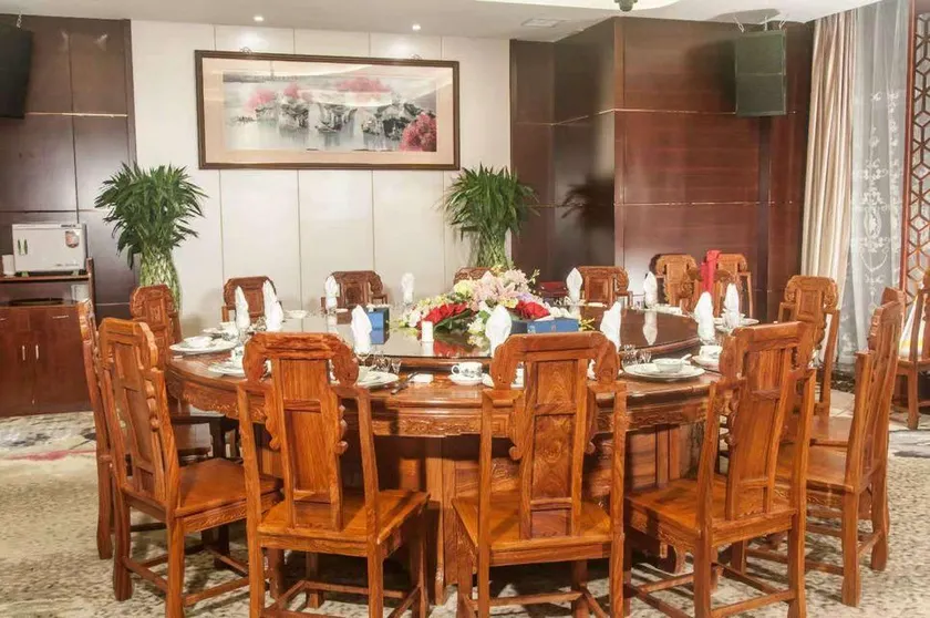 Devel International Hotel - Image 1
