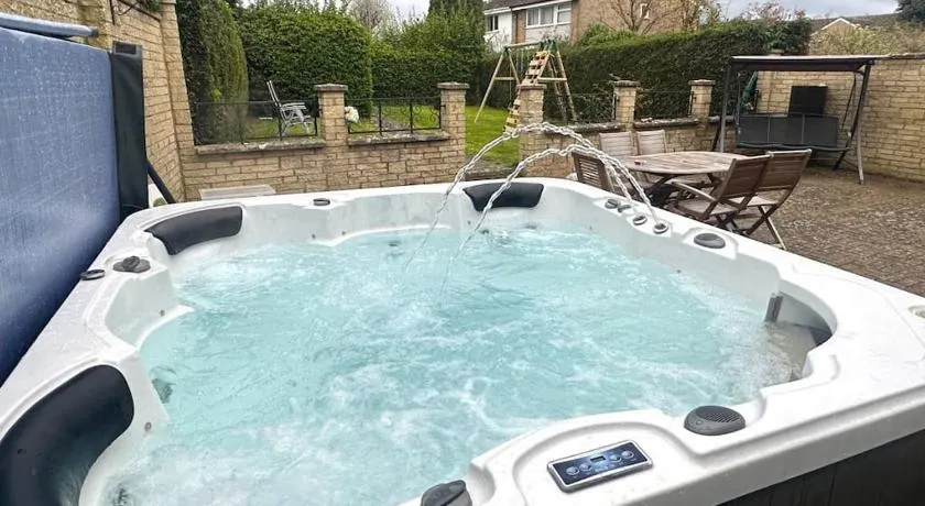 Green Haven Villa - 4BR Spacious House with Hot tub, Ample Parking, Air Condition, WIFI, Netflix, Patio & Garden - Image 1