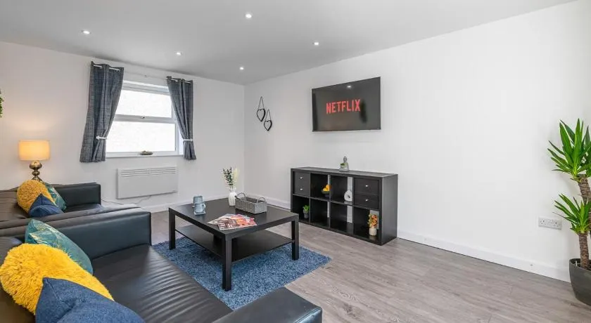 4BR New Build - Near Ferry Port - Great for Groups - Image 1