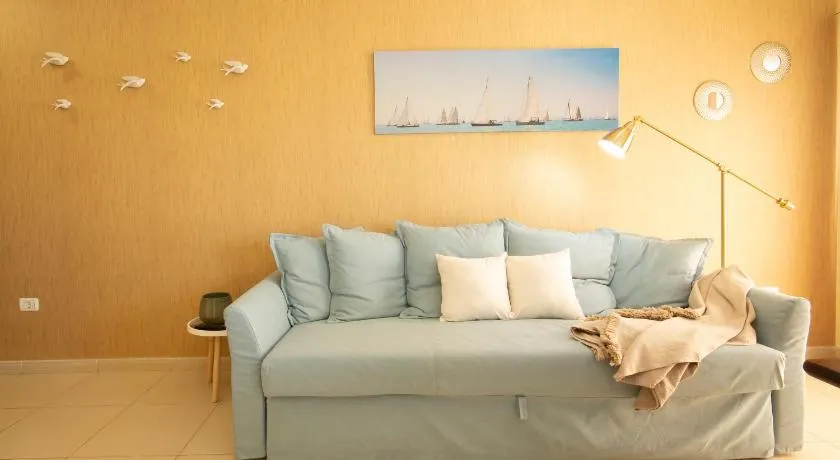 Beach apartment with terrace and pool - Image 1