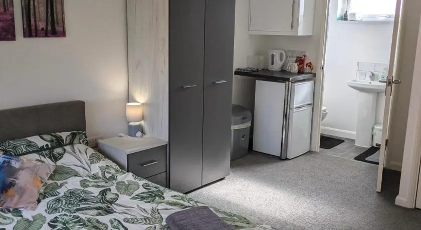 Corby Double & En-suite Rooms NN17 2LZ area Ideal Contractors Short & Long stays Opposite Lodge Park Leisure Center - Image 1