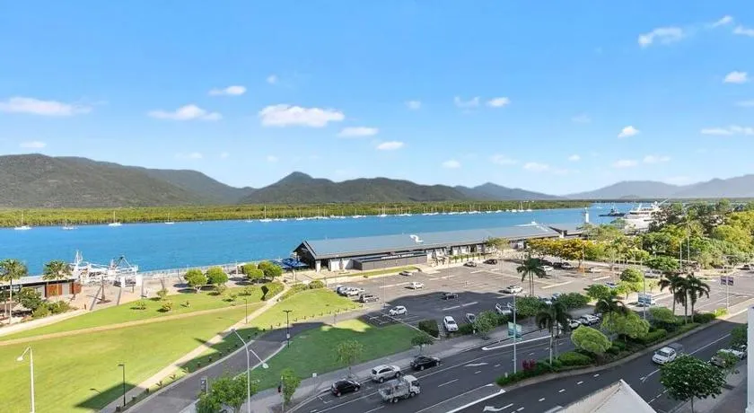 3 BEDROOM CBD WATERFRONT LUXURY APARTMENT - Image 1