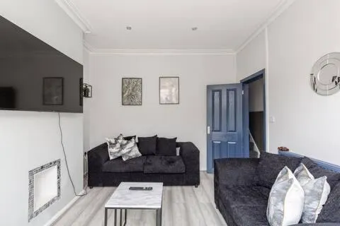 3Bed 2Bath house - Free Parking - Close to Everton & Liverpool FC- Managed by Chique Properties Ltd - Image 1