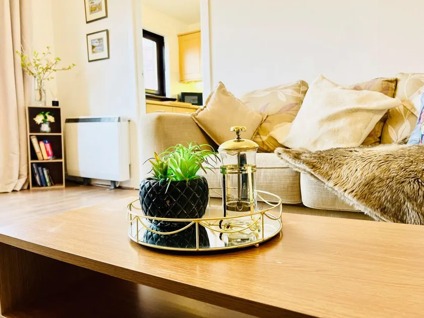 Beautiful & Spacious 2-Bed Flat in City Centre with Free Parking - Image 1