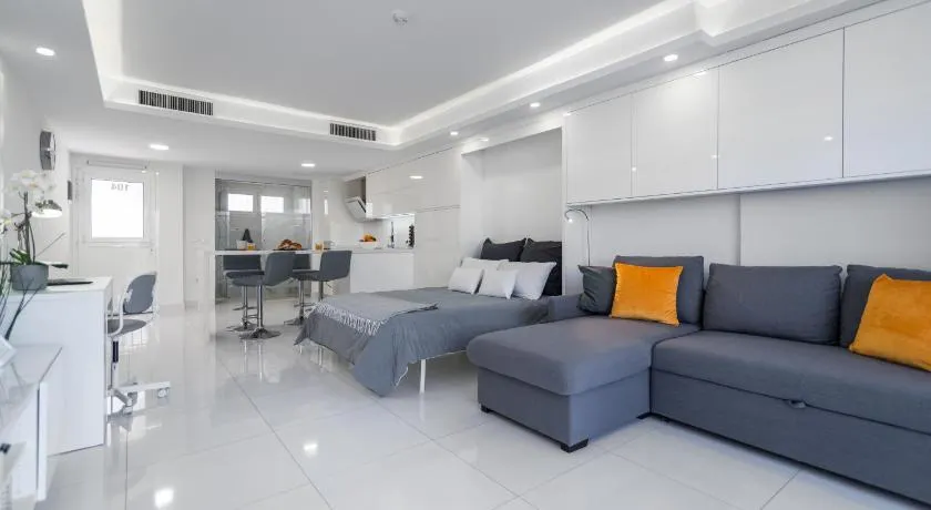 Holiday Home Luxury Loft GC - Image 1