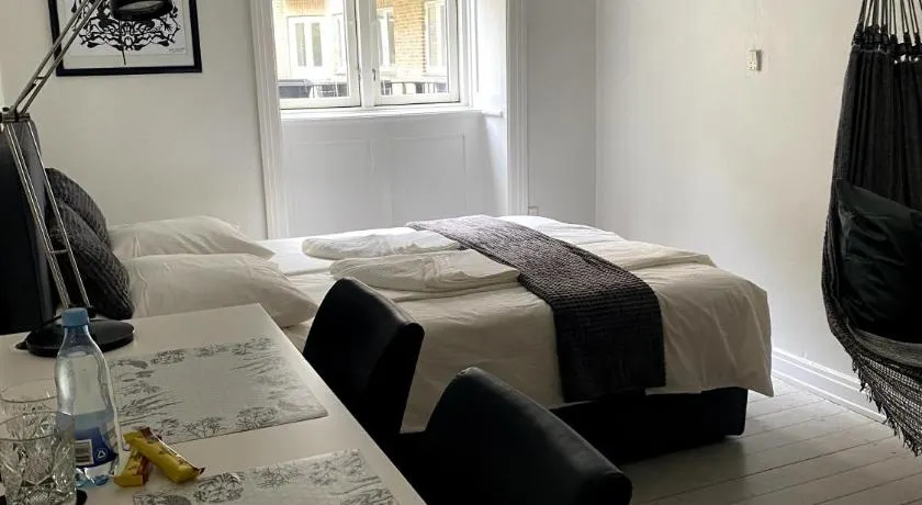 Quiet room in lively area with helpful Host! - Image 1