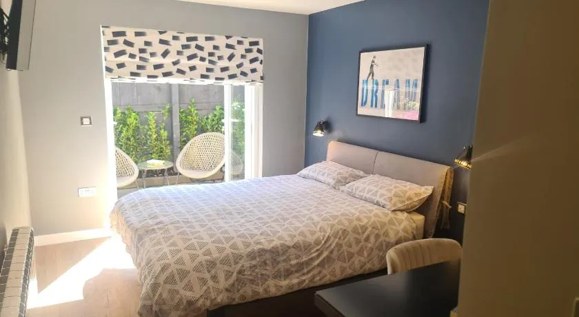 Self-contained and Peaceful en-suite with garden - Image 1