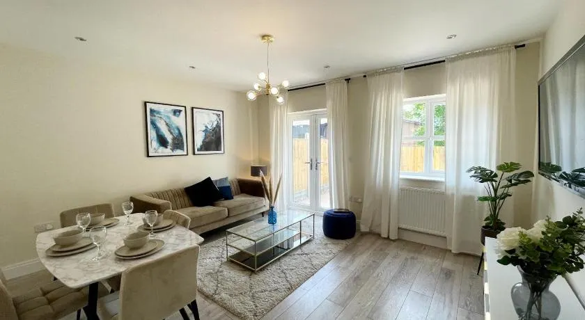 Newbuild, 3 Bedroom house with free parking - Image 1