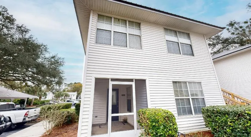 Private retreat with access to community pool & nearby entertainment - Image 1
