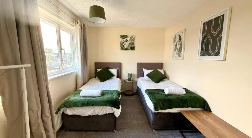 Queens Drive Long Stays Free Parking Sleeps 7 - Image 1