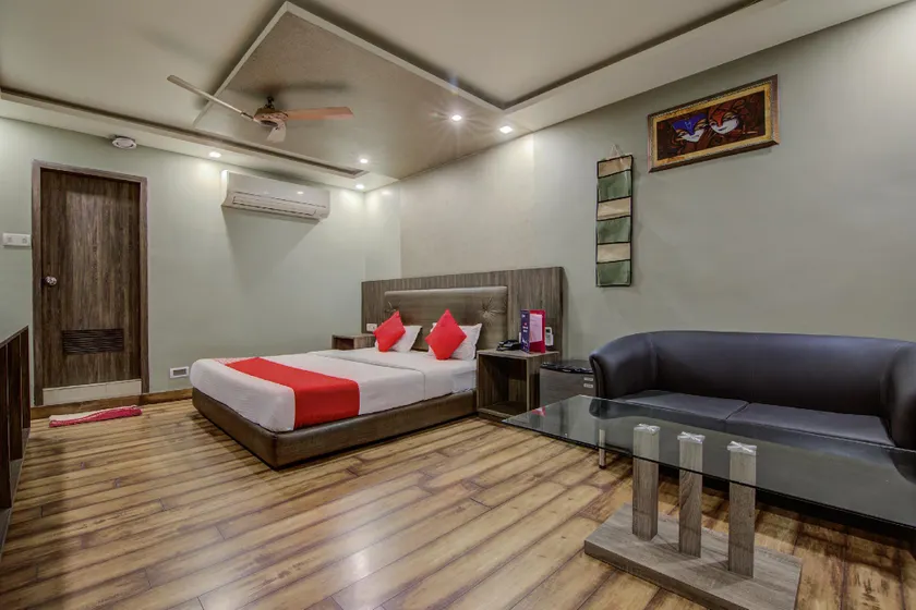 OYO Flagship Crystal Studio(A unit of Crystal Group of Hotels) - Image 1
