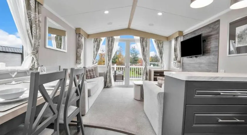 Seton Sands Gullane Luxe Lodge 3BR Sleeps 8 WiFi - Image 1